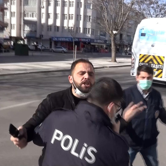 Muayenesiz araçla yakalanan ehliyetsiz sürücü basın mensuplarını darp etti